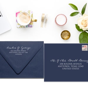 Enveloppe bleu marine avec adressage complet, enveloppes imprimées, calligraphie numérique, impression à l’encre blanche, impression d’adresse d’invité de mariage