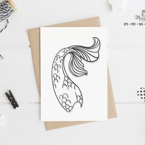 Pode incluir: Um desenho a preto e branco de uma cauda de sereia com escamas. A cauda está enroscada e a barbatana está estendida.