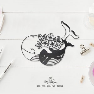 以下が含まれることがあります： 黒と白のデジタルカットファイル。お腹の中に小さなクジラがいるクジラ。クジラは背中に花柄のデザインが施されています。画像の下部に「Mumboo Studios」というテキストがあります。