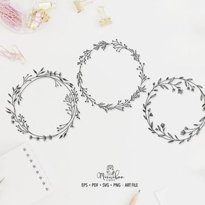 Pode incluir: Três coroas de flores pretas e brancas sobre um fundo branco. As coroas são feitas de desenhos de linhas simples de folhas e flores.