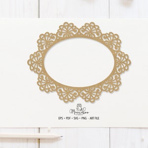 以下が含まれることがあります： 繊細で複雑なレースのデザインが施された、金色の楕円形のフレーム。どんなプロジェクトにも上品さを加えるのに最適です。