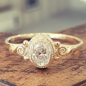 Vintage Engagement Ring Oval Cut DIamond 0.45ct D-VS1 Halo Setting 14k Yellow Gold Unique Milgrain