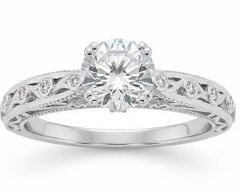 Impresionante anillo de compromiso vintage con diamantes en oro blanco de 14 k con engaste de bisel y banda de diamantes de filigrana única.