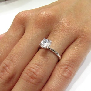 Anillo de compromiso solitario, anillo de oro blanco de 14 quilates, anillo de diamantes, anillo de bodas, banda de compromiso, anillo de garras, anillo de mujer, anillo delicado imagen 2
