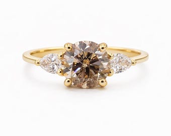 Anillo de compromiso de oro amarillo de 18 quilates con diamantes champán de talla pera de 1,00 quilates. Joyería artesanal.