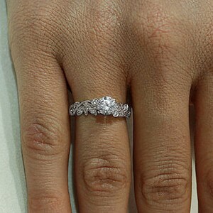 Förlovningsring med moissanit i löv, alternativ förlovningsring, lövring, antik ring, ring i 14 karat vitguld, bandring, för alltid briljant bild 4