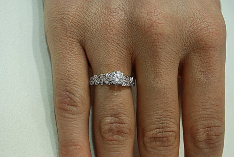 Förlovningsring med moissanit i löv, alternativ förlovningsring, lövring, antik ring, ring i 14 karat vitguld, bandring, för alltid briljant bild 4