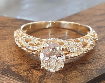 Anillo de compromiso antiguo con diamantes ovalados y banda de diamantes milgrain en oro amarillo