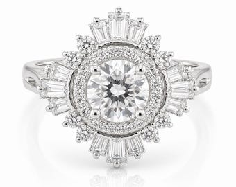 Könnte beinhalten: Ein strahlender Weißgoldring mit einem großen, rund geschliffenen Diamanten im Zentrum, umgeben von einem Halo aus kleineren Diamanten. Das Design des Rings umfasst ein Sonnenstrahlenmuster aus Baguette-Diamanten, die nach außen strahlen, was ein glamouröses Schmuckstück ergibt.