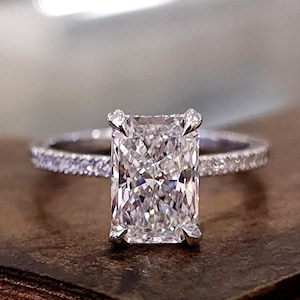 Anillo de compromiso con diamantes radiantes, banda de eternidad con halo oculto de diamantes cultivados en laboratorio de 2 ct, oro blanco de 14 k