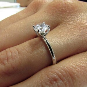 Anillo de compromiso solitario, anillo de oro blanco de 14 quilates, anillo de diamantes, anillo de bodas, banda de compromiso, anillo de garras, anillo de mujer, anillo delicado imagen 3
