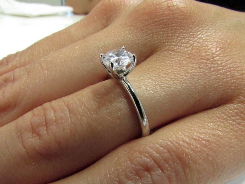 Anillo de compromiso solitario, anillo de oro blanco de 14 quilates, anillo de diamantes, anillo de bodas, banda de compromiso, anillo de garras, anillo de mujer, anillo delicado imagen 3