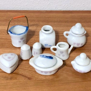 Vintage poppenhuisminiaturen 13-delige porseleinen en metalen "minikeuken" set met lavendelharten (theepot, suiker, room, emmer, shakers, enz.)