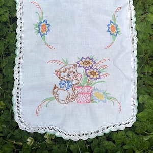 Vintage Hand-bestickter Tischläufer w / Braunes Kätzchen / Katze mit Blauer Schleife & Blumen mit Spitzenborte