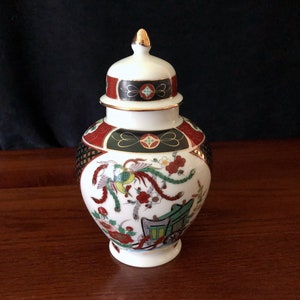 Vintage Imari Porcelain Small 6&quot; Ginger Jar w/ Bird & Rickshaw Design (Made in Japan)