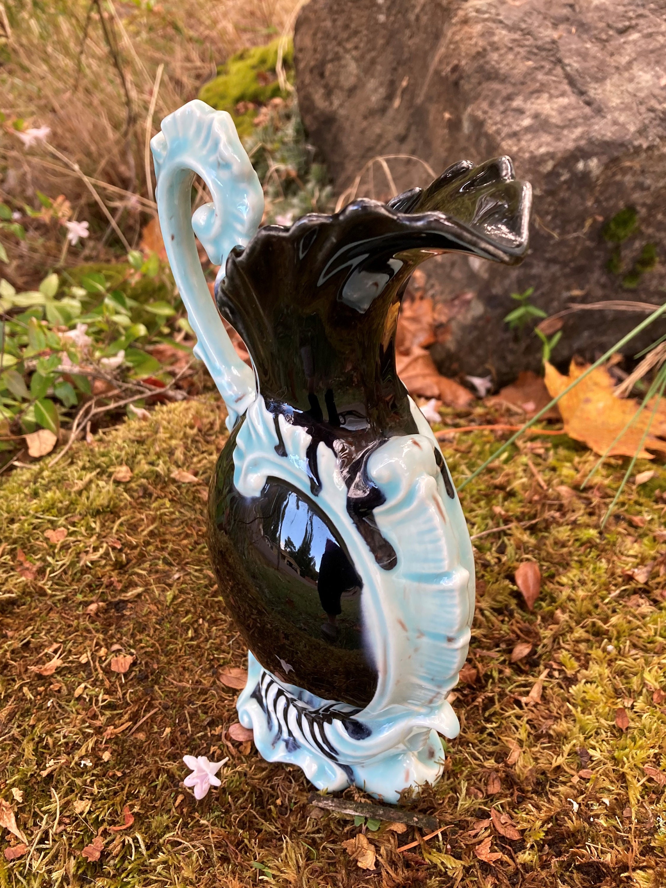 1970 年代のヴィンテージ、黒とライトブルーの装飾的な陶器の 8.25