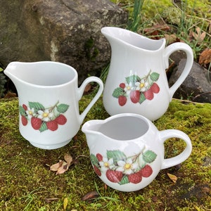 Set von 3 Vintage BIA Cordon Bleu Creamers / Kleine Krug / Vasen mit Zitronen auf der einen Seite & Himbeeren auf der anderen Seite (5&quot;, 4&quot;, 2,5&quot; tall)