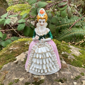 Vintage 16&quot; Handbemalte besetzte Japan Figur victorianisch / Elisabethanische Dame im Fancy Dress mit modellierter Spitze & Rüschen mit Goldrand