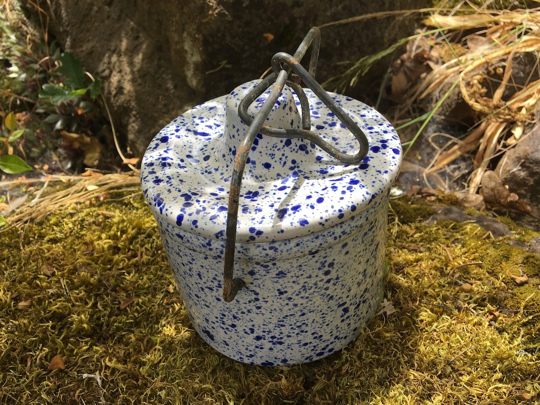 陶器の壺 ヴィンテージ スパッタウェア チーズ壷 ワイヤーベイル蓋付き