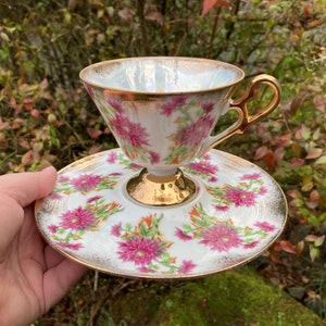 Vintage Iridiscente Lusterware Pedestal Teacup & Saucer w / Pink Chrysanthemum Flowers and Gold Trim (sin marcar)