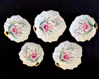 Juego de 5 mini platos de porcelana vintage Nasco con forma de hoja, decorados con lirios/orquídeas y borde dorado.