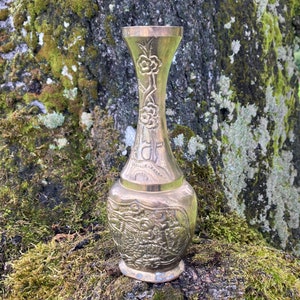 Vintage Solid Messing 6,75 &quot;&quot;asiatische Hochzeitsvase w / geätzter Drache & Phoenix mit Bambus und Blumen (Chinesisch?)&quot;