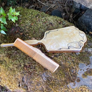 Espejo de mano y peine de baquelita de celuloide con perla color melocotón vintage. Tocador/juego de tocador.