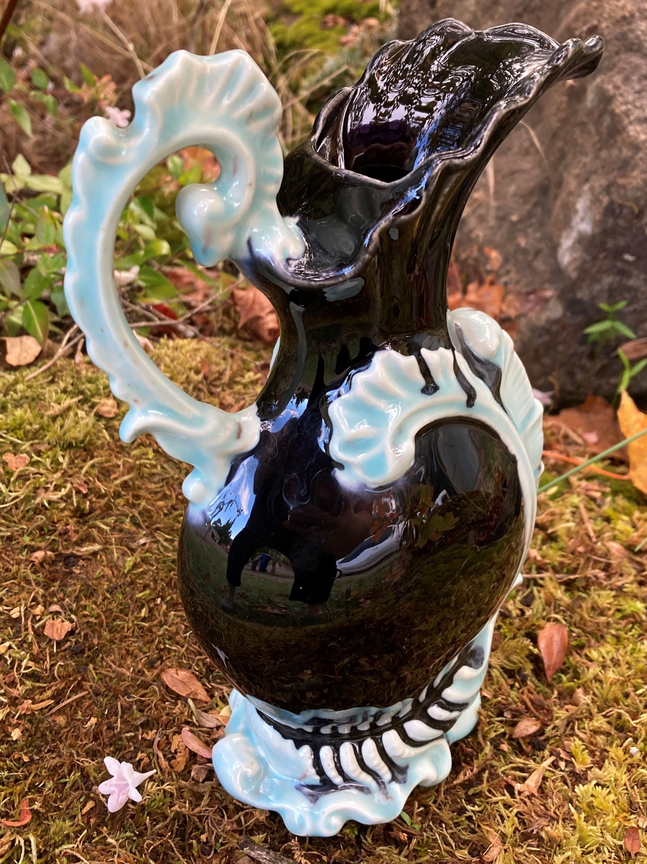 1970 年代のヴィンテージ、黒とライトブルーの装飾的な陶器の 8.25