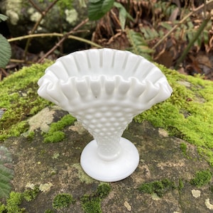 Vintage Fenton kleine 3,75 &quot;fächerförmige Milchglas Vase mit gerüschten Rand