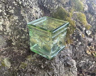 Portavelas pequeño cuadrado de vidrio repujado verde estilo vintage de 8,9 cm (3,5 pulgadas)