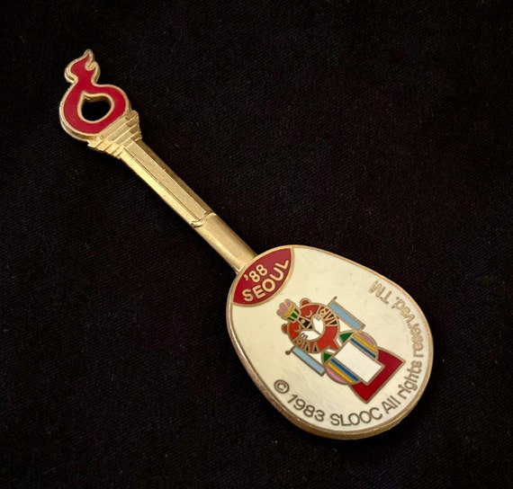 Vintage 1988 Seoul Olympics SLOOC Souvenir Collectible Gold Toned
