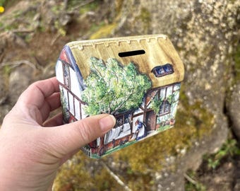 Vintage Churchill's "Cottage of Old England" toffeeblik / Penny Bank in de vorm van Tudor House met rieten dak (LEG)