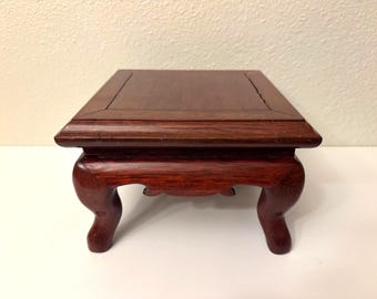 Soporte de exhibición vintage de madera maciza de 15 cm con patas para arte, macetas y jarrones.