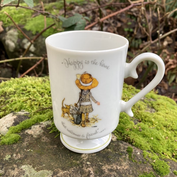 Vintage 1970s Holly Hobbie Pedestal Coffee Cup / Tea Mug w/ Little Girl in Bonnet w/ Kitten "Happy is the home that welcomes a friend"