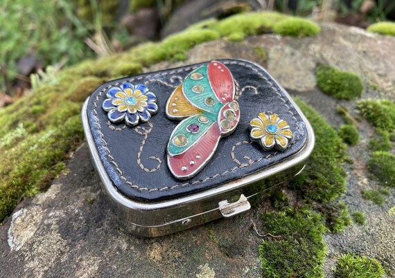 Vintage Fossil Key per Pill Box W Leather Top and Enameled