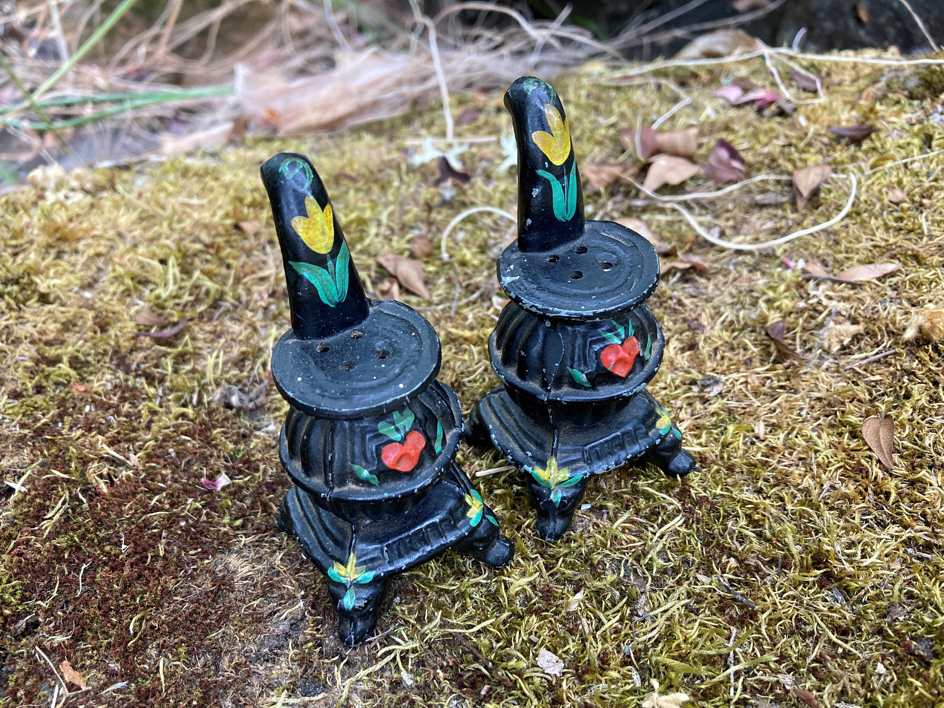 Vintage Cast Iron Pot-belly Stove Salt and Pepper Shakers W