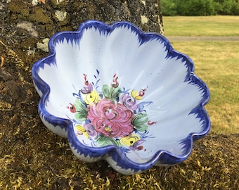 Vintage Vestal Alcobaca Hand-Painted Blue Scalloped 3-Footed Floral Bowl (Made in Portugal #564)