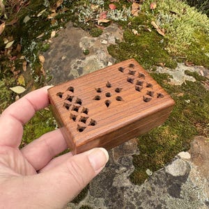 Puede incluir: Un juego de tres tazas de cerámica con acabado mate moteado. Las tazas son de color crema, gris claro y gris oscuro. Cada taza tiene un diseño simple y minimalista.