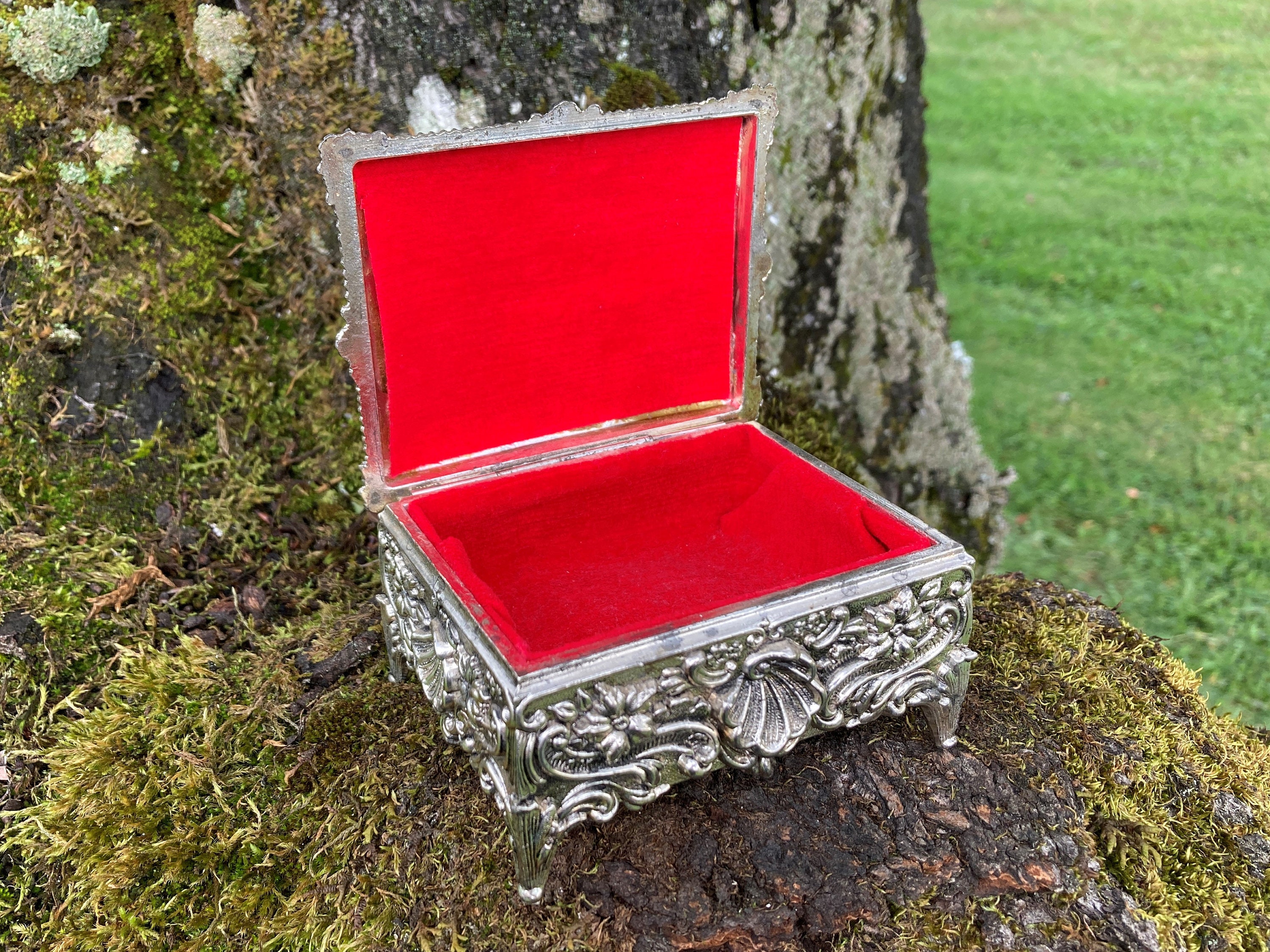 Vintage Small Pot Metal 4-footed Jewelry / Trinket Box W/ Embossed Courting Couple Scrollwork W/ Red Velvety Lining & Hinged Lid japan - Etsy Vintage Small Pot Metal 4-footed Jewelry / Trinket Box W/ Embossed Courting Couple Scrollwork W/ Red Velvety Lining & Hinged Lid japan - Etsy