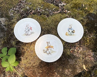 Juego de 3 platos pequeños de 15 cm (6 pulgadas) de Grasslands Road con diseño de conejitos y bordes en relieve, con la inscripción "Saludos de Pascua".