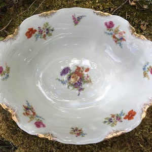 Juego de 2 tazones de servicio ovalados vintage de Warwick China con bordes festoneados, flores, adornos dorados en el patrón descontinuado &quot;WAR10&quot;
