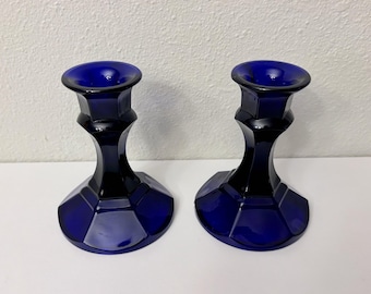 Candelabros cónicos de vidrio prensado azul cobalto vintage de 10 cm (4 pulgadas), juego de dos