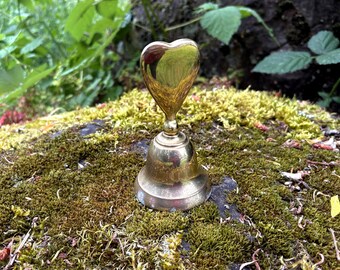 Vintage messing handbel van 12 cm met hartvormig handvat (gemaakt in Engeland)
