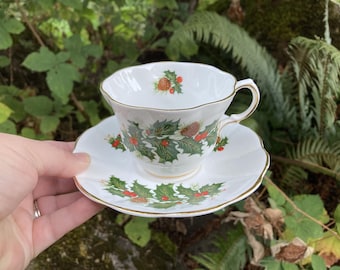 "Vintage Rosina Fine Bone China ""Yuletide"" Weihnachten Teetasse & Untertasse mit Stechpalme und Tannenzapfen Muster und Goldrand (Made in England)"
