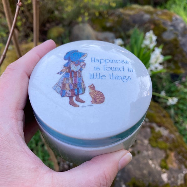 Vintage Hollie Hobbie "Blue Girl" Round 3.25" Stoneware Trinket Box "Happiness is found in little things" w/ Girl & Cat