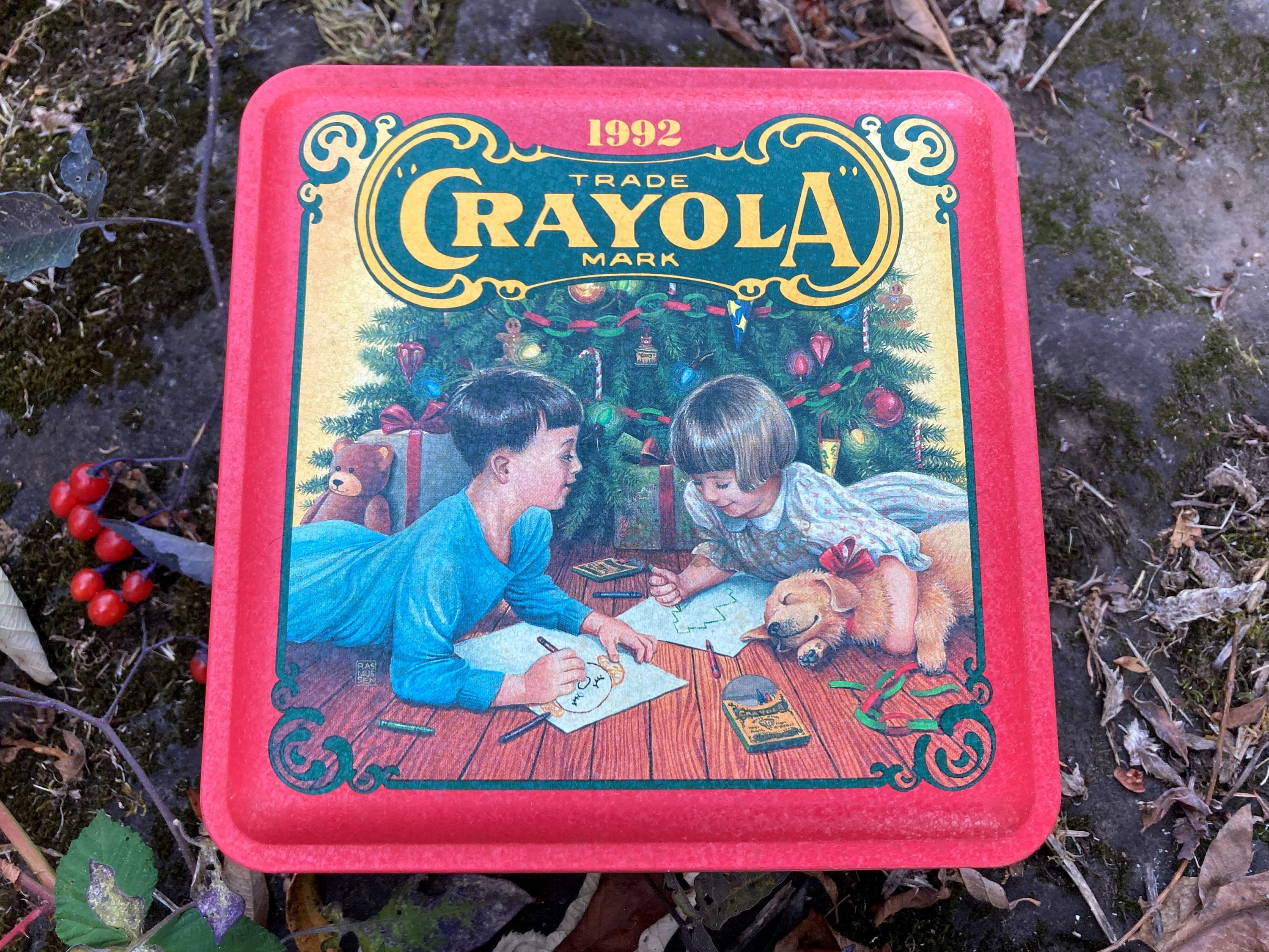 PVC レトロ　ビンテージ　おもちゃ　クレヨン　Crayola　フィギュア Vintage 1992 Crayola Crayons Christmas Holiday Tin / Storage Box W