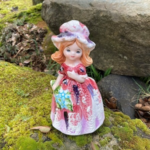 Vaso/statuina vintage Enesco Girl con vestito e cappello rosa e bouquet di fiori blu (7&quot; di altezza) E-6114