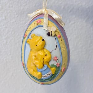 vintage Disney MCF Classic Winnie l&#39;ourson ornement de Pâques en forme d&#39;oeuf avec un lapin et des abeilles « C&#39;est l&#39;heure du petit quelque chose »