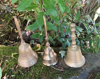 Cloches à main en laiton vintage (cloche d’école, cloche de dîner, cloche de service, laiton gravé, fabriqué en Inde) 3 disponibles, vendues séparément