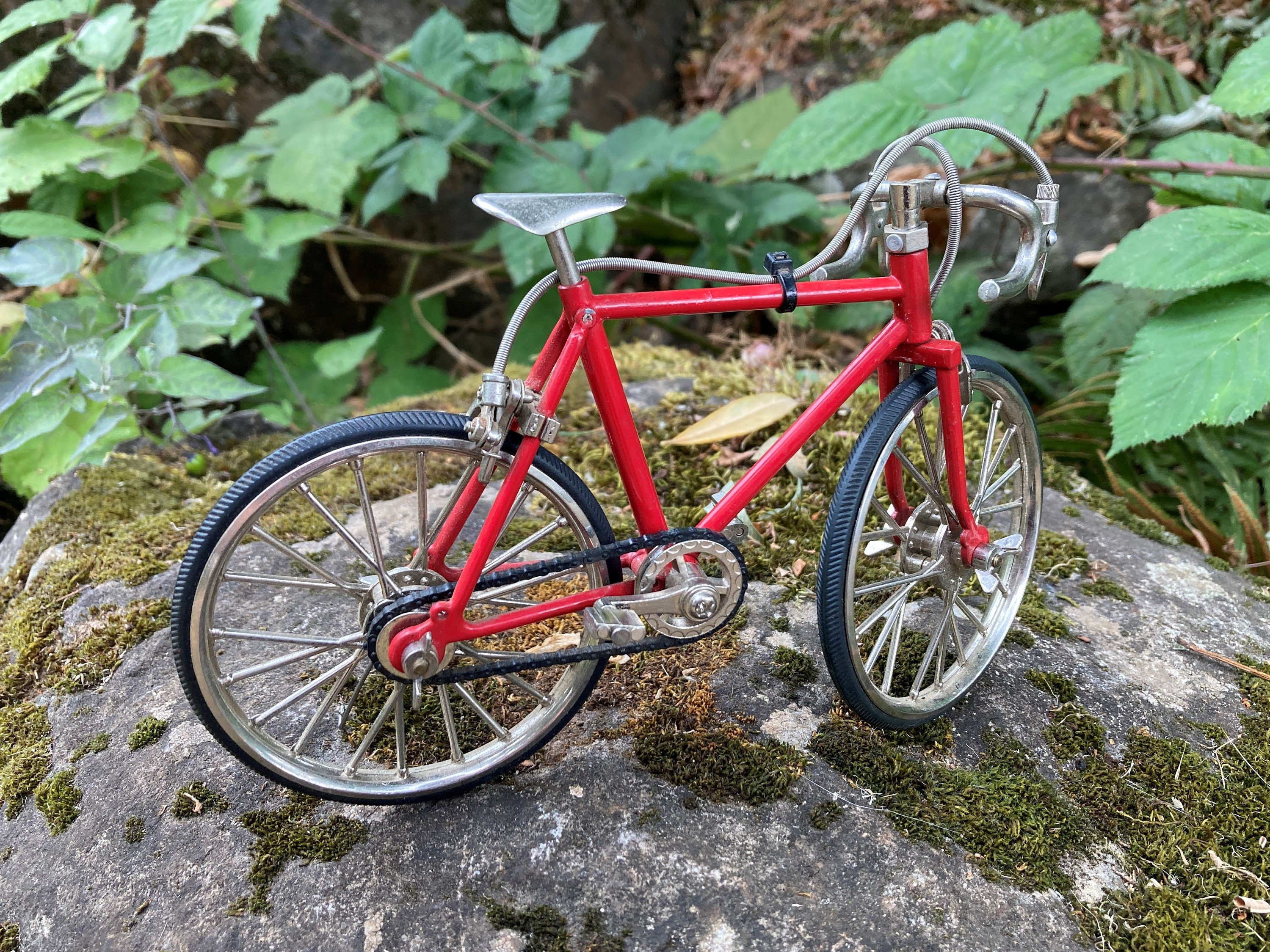 Vintage 1:10 Scale Die Cast Metal 7.5 Red Model Bicycle / Bike Toy
